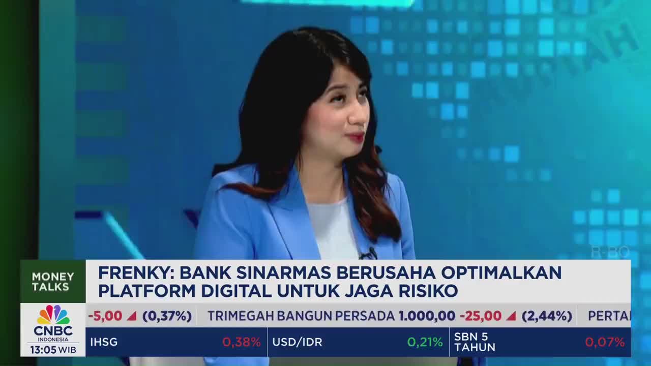 A woman in a blue blazer is speaking on the CNBC Indonesia set, with financial data displayed below. The chyron indicates the topic is Bank Sinarmas and digital platforms.
