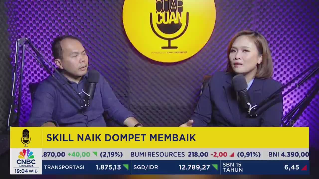 Two people are seated at a table, each with a microphone in front of them, engaged in a discussion. The CNBC Indonesia logo is visible in the corner, and a financial ticker scrolls across the bottom of the screen.
Two people are seated at a table, each with a microphone in front of them, engaged in a discussion. The CNBC Indonesia logo is visible in the corner, and a financial ticker scrolls across the bottom of the screen.