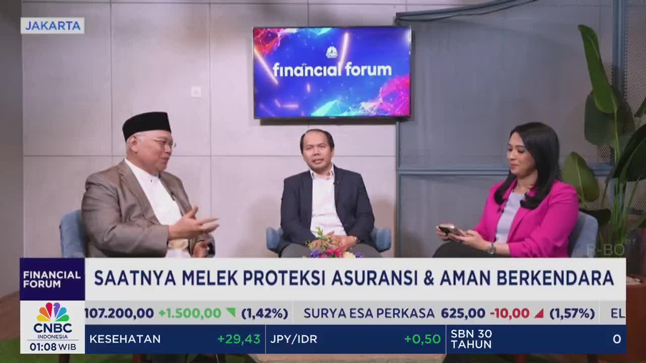 Three people are seated on a CNBC Indonesia set, discussing financial matters. The man on the left gestures as he speaks, while the woman on the right holds a phone.
Three people are seated on a CNBC Indonesia set, discussing financial matters. The man on the left gestures as he speaks, while the woman on the right holds a phone.