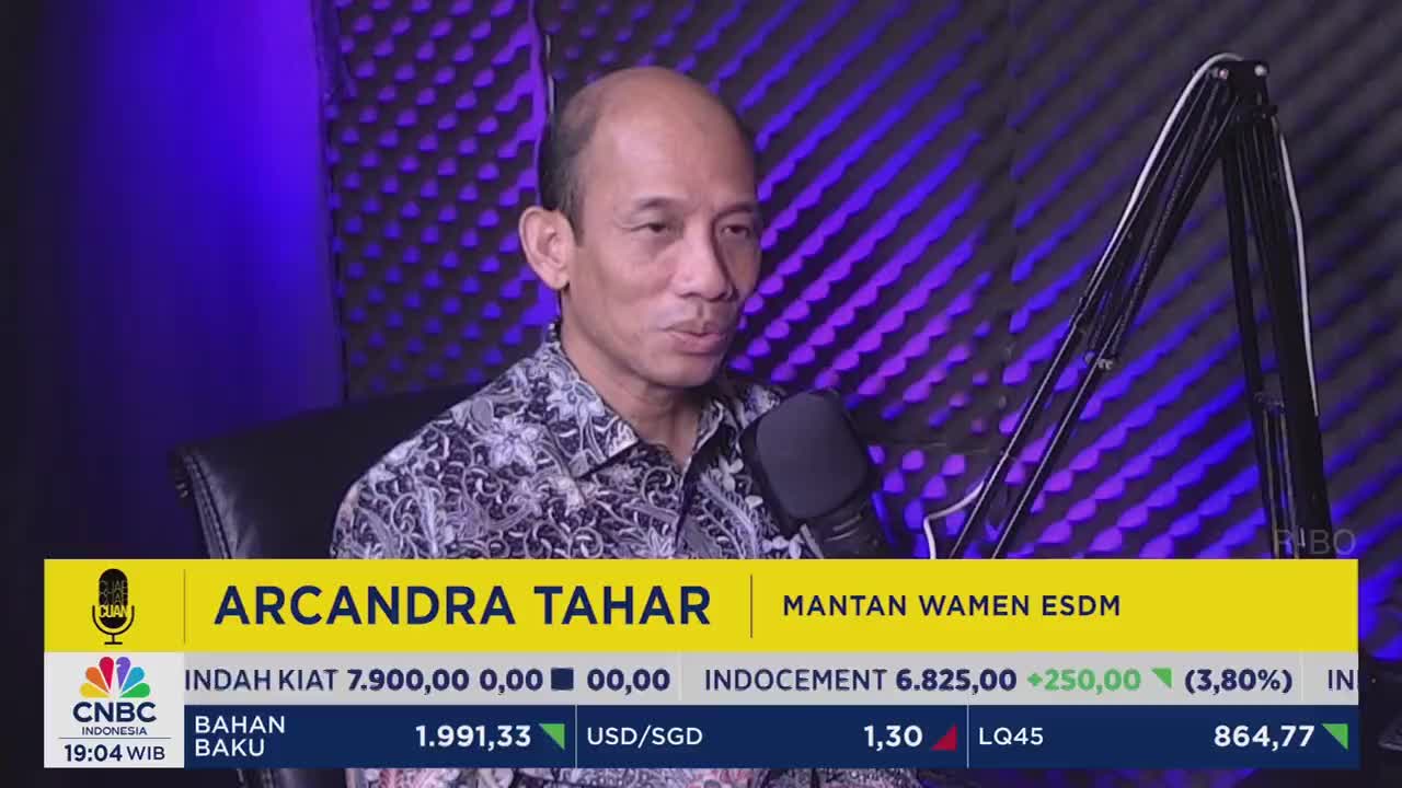 A man in a patterned shirt speaks into a microphone, his image appearing on CNBC Indonesia. Below him, stock market data scrolls across a yellow bar.
A man in a patterned shirt speaks into a microphone, his image appearing on CNBC Indonesia. Below him, stock market data scrolls across a yellow bar.