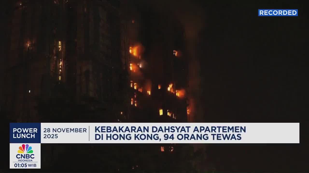Flames are visible, consuming a tall building at night. The CNBC Indonesia broadcast reports a devastating apartment fire in Hong Kong.
Flames are visible, consuming a tall building at night. The CNBC Indonesia broadcast reports a devastating apartment fire in Hong Kong.