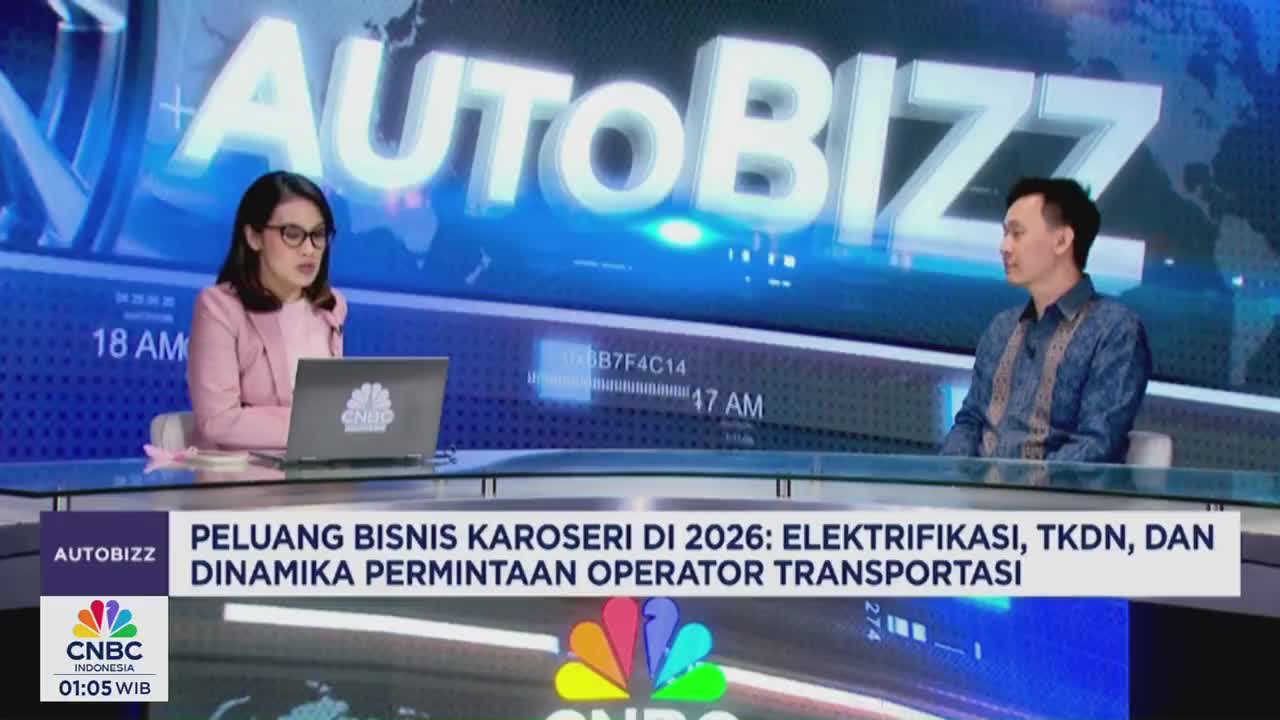 A woman in a pink blazer sits at a desk, looking at a laptop with the CNBC Indonesia logo. Across from her, a man in a patterned blue shirt listens attentively.
A woman in a pink blazer sits at a desk, looking at a laptop with the CNBC Indonesia logo. Across from her, a man in a patterned blue shirt listens attentively.