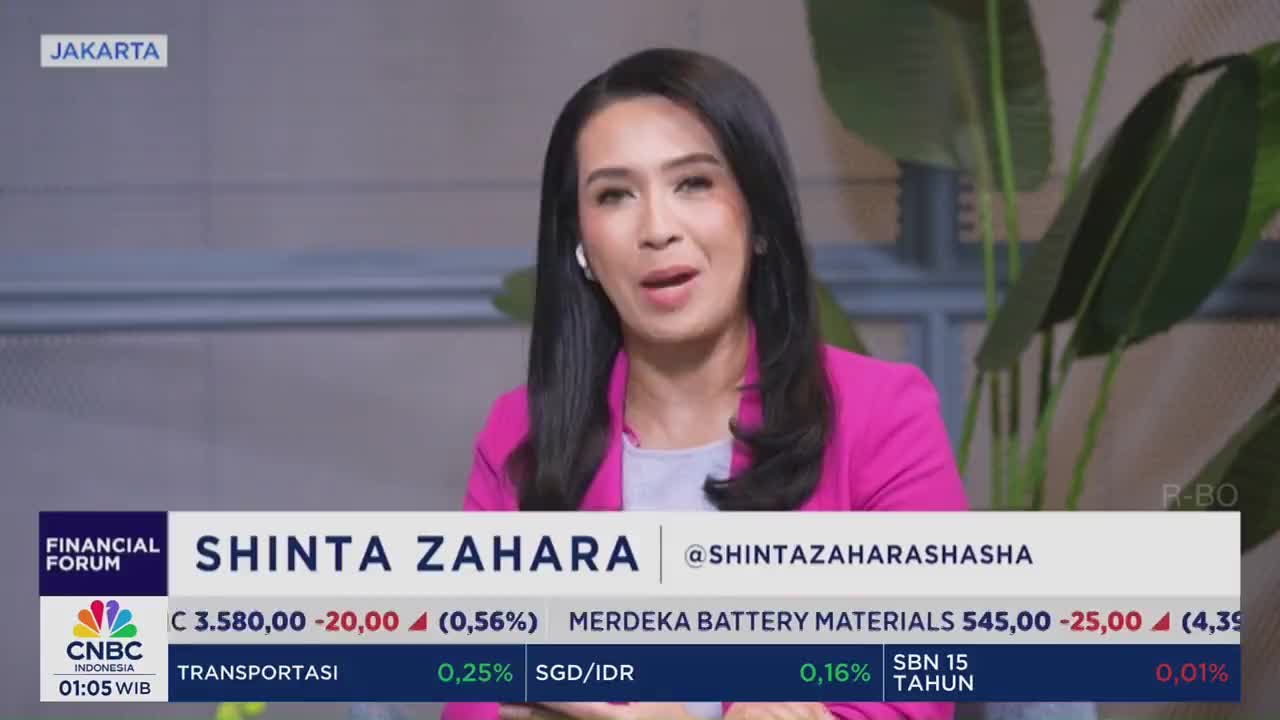 Shinta Zahara, a CNBC Indonesia presenter, speaks directly to the camera, a magenta blazer framing her face. Below, financial data scrolls across the screen.
Shinta Zahara, a CNBC Indonesia presenter, speaks directly to the camera, a magenta blazer framing her face. Below, financial data scrolls across the screen.