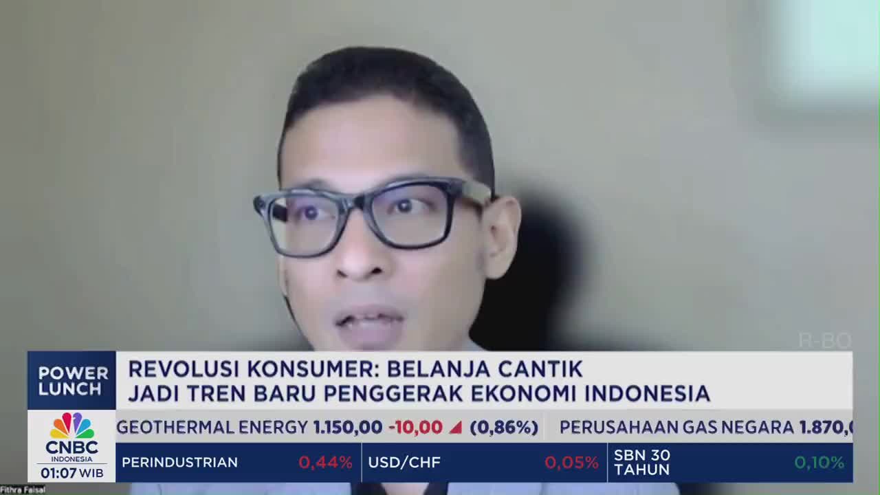 A man in glasses speaks earnestly, framed by a CNBC Indonesia Power Lunch graphic on the screen. The lower third displays financial data, with the Indonesian economy as the focus of the broadcast.
A man in glasses speaks earnestly, framed by a CNBC Indonesia Power Lunch graphic on the screen. The lower third displays financial data, with the Indonesian economy as the focus of the broadcast.