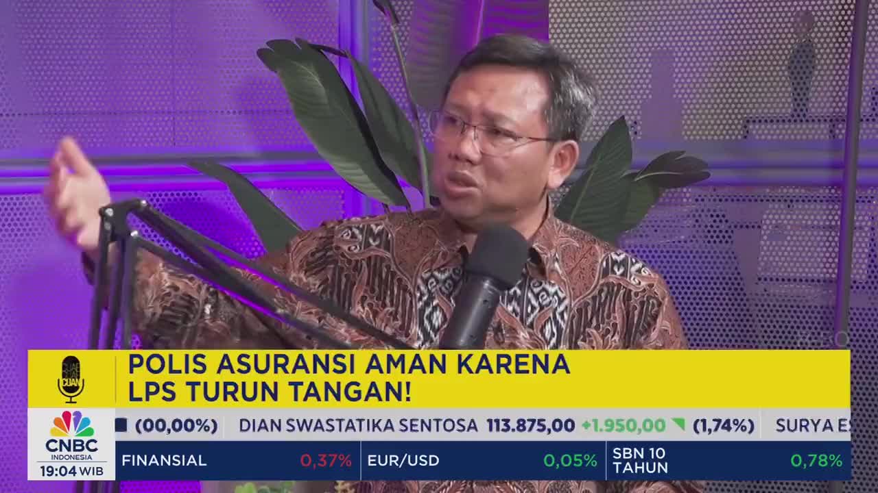 The man in glasses gestures with his left hand as he speaks into a microphone. The CNBC Indonesia graphic below the speaker highlights financial data.
The man in glasses gestures with his left hand as he speaks into a microphone. The CNBC Indonesia graphic below the speaker highlights financial data.