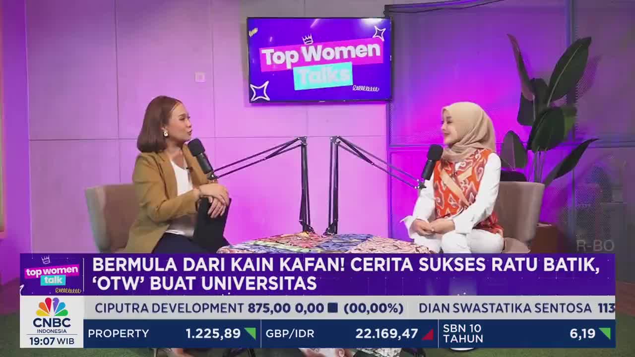 Two women are seated, facing each other with microphones, on a set for CNBC Indonesia's "Top Women Talks." The backdrop is a vibrant purple, and the lower third displays financial data.
Two women are seated, facing each other with microphones, on a set for CNBC Indonesia's "Top Women Talks." The backdrop is a vibrant purple, and the lower third displays financial data.