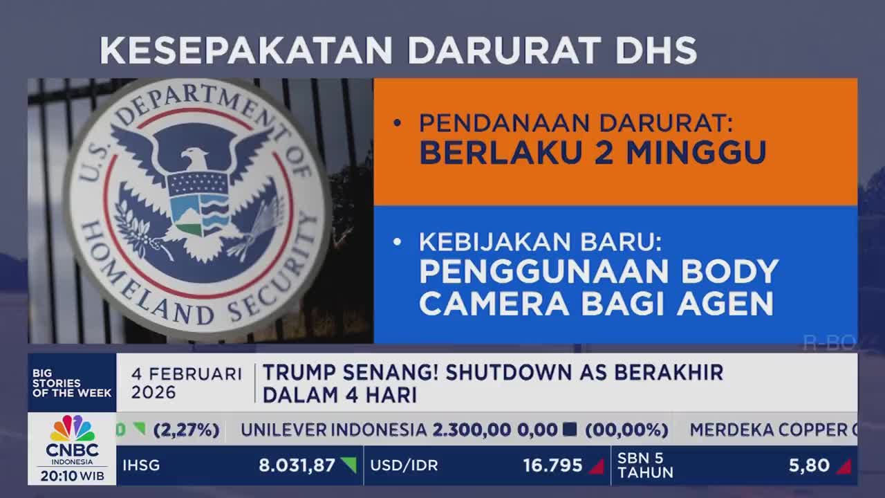 The screen displays the U.S. Department of Homeland Security seal next to Indonesian text about an emergency agreement. Below, a CNBC Indonesia chyron announces a headline about Trump and a government shutdown.