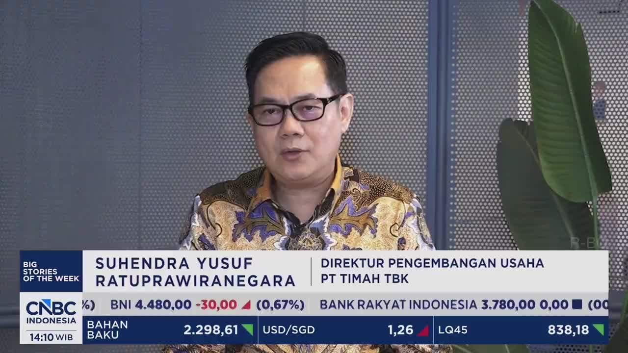 A man in a patterned shirt speaks on CNBC Indonesia, his name and title displayed below him. A ticker with financial information scrolls across the bottom of the screen.