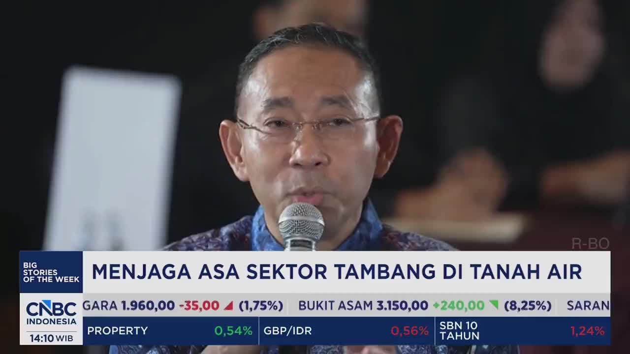 A man in glasses speaks into a microphone, his patterned shirt visible. Below him, a CNBC Indonesia chyron displays stock market data. A man in glasses speaks into a microphone, his patterned shirt visible. Below him, a CNBC Indonesia chyron displays stock market data.