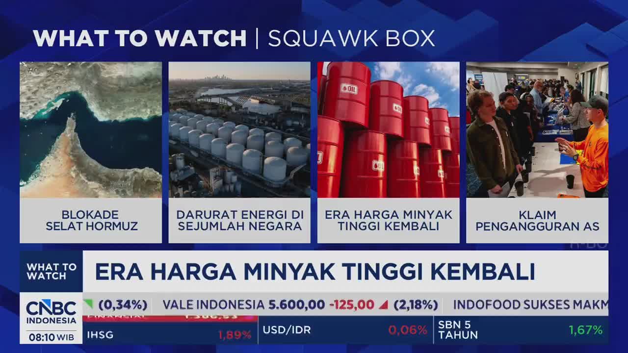 A stack of bright red oil drums fills the frame, their "OIL" labels clearly visible. Below, a CNBC Indonesia chyron announces "ERA HARGA MINYAK TINGGI KEMBALI," signaling a return to high oil prices.