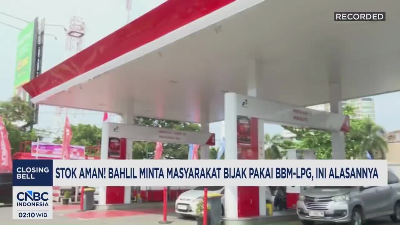 Cars pull up to the pumps at a gas station under a red and white canopy. A CNBC Indonesia graphic overlays the scene, reporting on fuel availability.