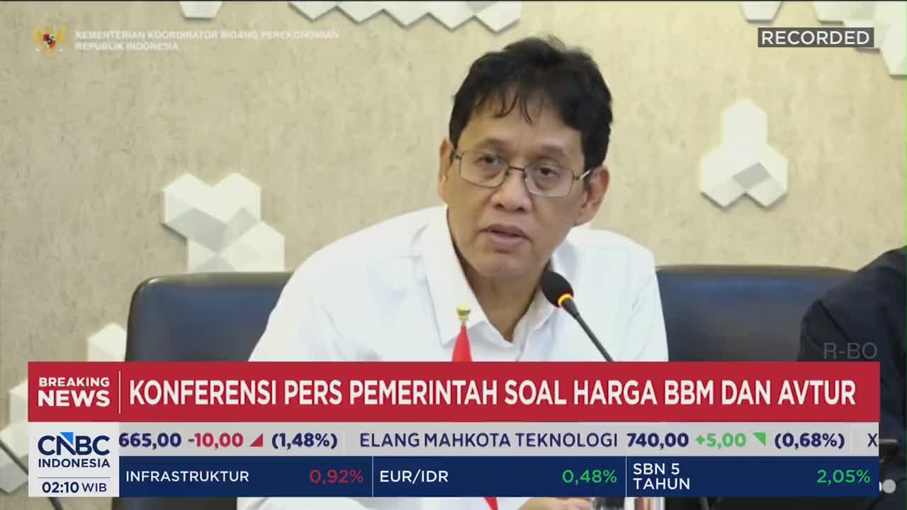 A man in a white shirt speaks into a microphone, his glasses reflecting the lights. Below him, a CNBC Indonesia chyron scrolls with market data. A man in a white shirt speaks into a microphone, his glasses reflecting the lights. Below him, a CNBC Indonesia chyron scrolls with market data.