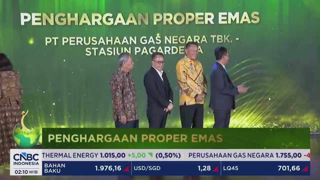 Four men stand on a stage, bathed in green light. The CNBC Indonesia ticker scrolls at the bottom of the screen. Four men stand on a stage, bathed in green light. The CNBC Indonesia ticker scrolls at the bottom of the screen.
