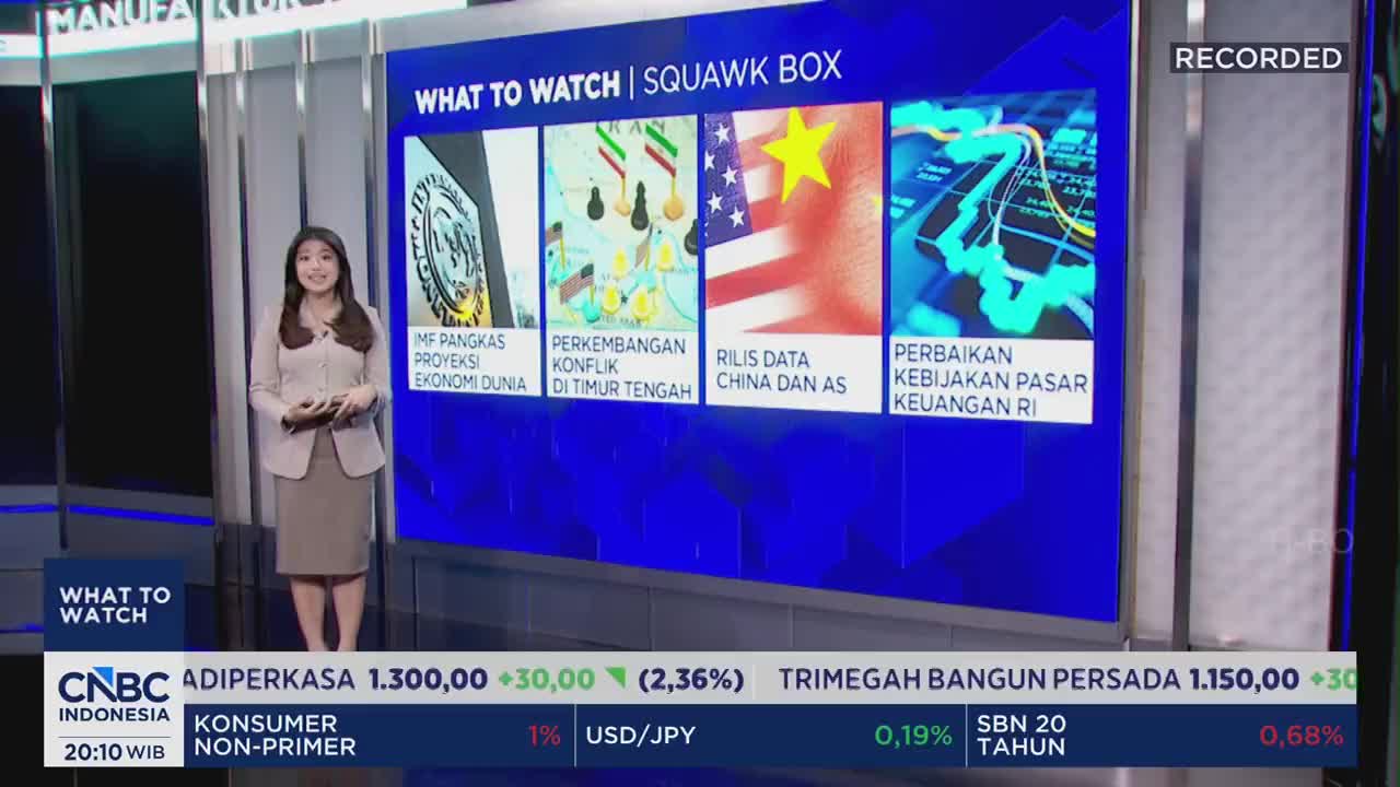 A woman stands before a large screen displaying financial news headlines from CNBC Indonesia. The screen shows four panels, each with an image and text in Indonesian, detailing economic forecasts, geopolitical conflicts, and market adjustments. A woman stands before a large screen displaying financial news headlines from CNBC Indonesia. The screen shows four panels, each with an image and text in Indonesian, detailing economic forecasts, geopolitical conflicts, and market adjustments.