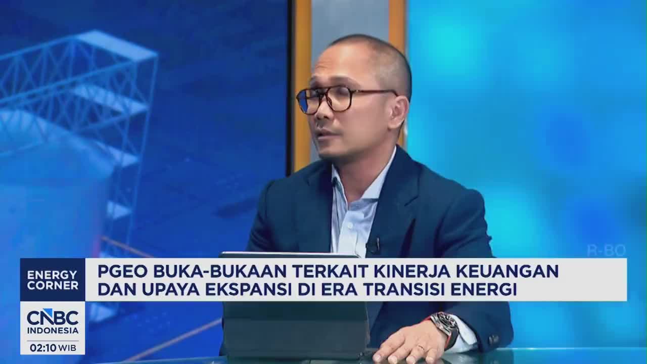 A man in a suit and glasses speaks on a CNBC Indonesia broadcast. Text on screen reads "PGE0 BUKA-BUKAAN TERKAIT KINERJA KEUANGAN DAN UPAYA EKSPANSI DI ERA TRANSISI ENERGI."
