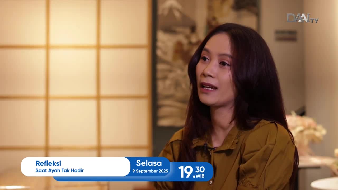 A woman with long, dark hair speaks animatedly on a DAAI TV set. Below her, a graphic announces the Indonesian program "Refleksi" will air at 19:30.
