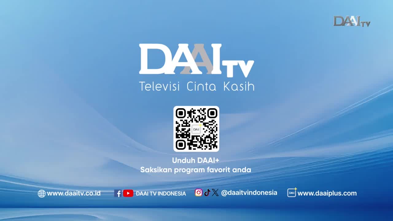 The DAAI TV logo, in white, sits atop a light blue background. Below it, a QR code and Indonesian text invite viewers to download the DAAI+ app.

