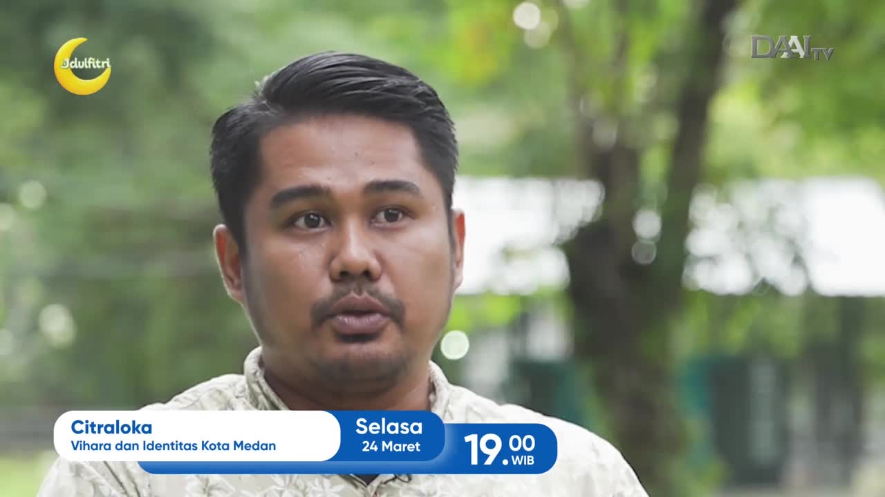A man speaks directly to the camera, his face framed by the DAAI TV logo. Below him, text announces "Citraloka: Vihara dan Identitas Kota Medan" and the broadcast time.