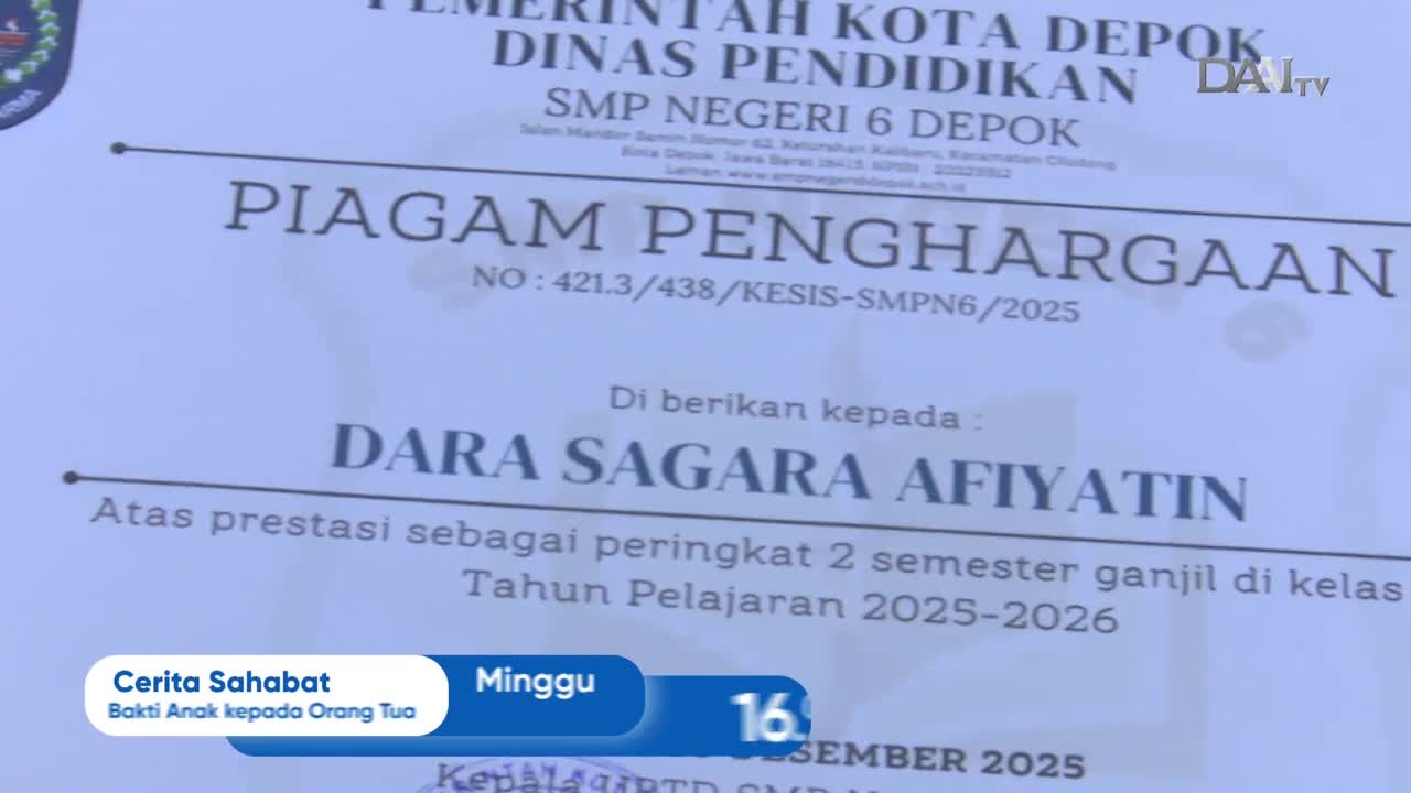 A certificate of achievement from Depok City's Education Department is displayed, recognizing "Dara Sagara Afiyatin" for her second-place achievement. The DAAI TV logo is visible in the upper right corner, and a segment titled "Cerita Sahabat" about children's devotion to parents plays in the lower left. A certificate of achievement from Depok City's Education Department is displayed, recognizing "Dara Sagara Afiyatin" for her second-place achievement. The DAAI TV logo is visible in the upper right corner, and a segment titled "Cerita Sahabat" about children's devotion to parents plays in the lower left.
