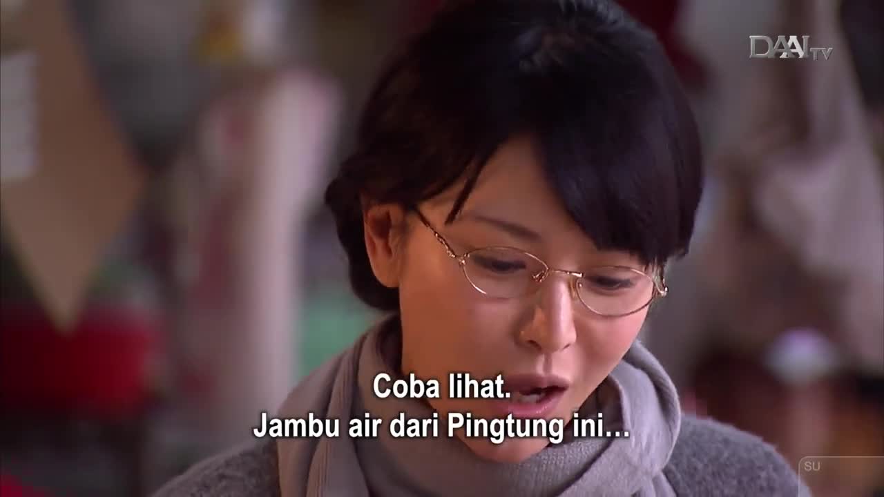 A woman with glasses looks down, speaking about water guava from Pingtung. The DAAI TV logo is visible in the corner.