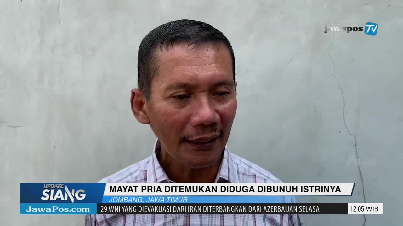 A man with dark hair and a mustache is speaking, likely on Jawa Pos TV, with a news banner below him. The screen indicates a story about a man found dead, possibly murdered by his wife, in Jombang, East Java, Indonesia.
