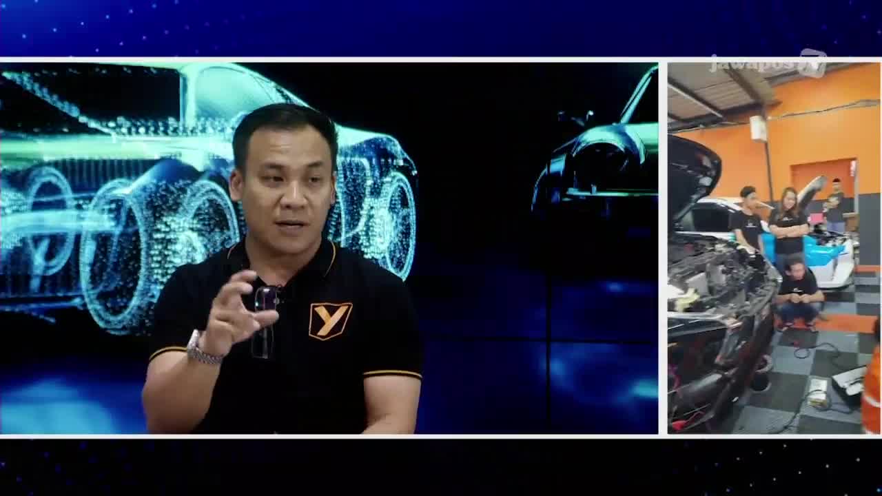 A man on Jawa Pos TV gestures with a microphone in his hand, likely explaining something about cars. Beside him, a team is working on a car in a garage, as shown in the inset.
