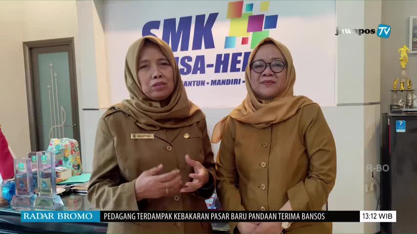 Two women in matching outfits are speaking to the camera, their hands gesturing as they talk. The Jawa Pos TV logo and a Radar Bromo headline are visible at the bottom of the screen.
