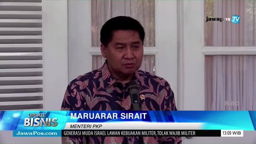 A man in a patterned shirt speaks into a microphone, likely on Jawa Pos TV. Below him, a banner identifies him as Maruarar Sirait, the Minister of PKP.
