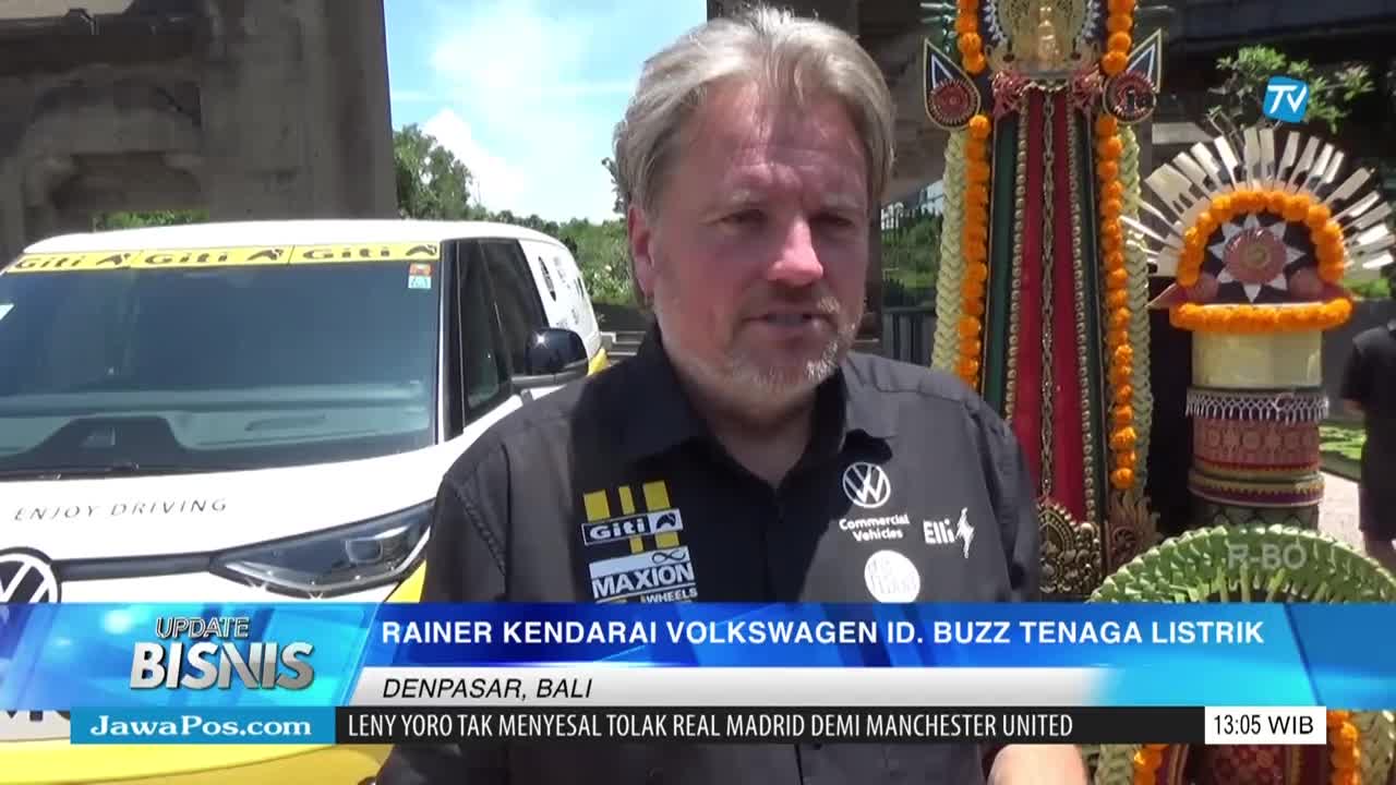 A man in a black shirt is speaking in front of a white and yellow Volkswagen van, with a traditional Balinese offering behind him. The Jawa Pos TV logo is visible in the corner, and the text indicates this is a business update from Denpasar, Bali.
A man in a black shirt is speaking in front of a white and yellow Volkswagen van, with a traditional Balinese offering behind him. The Jawa Pos TV logo is visible in the corner, and the text indicates this is a business update from Denpasar, Bali.