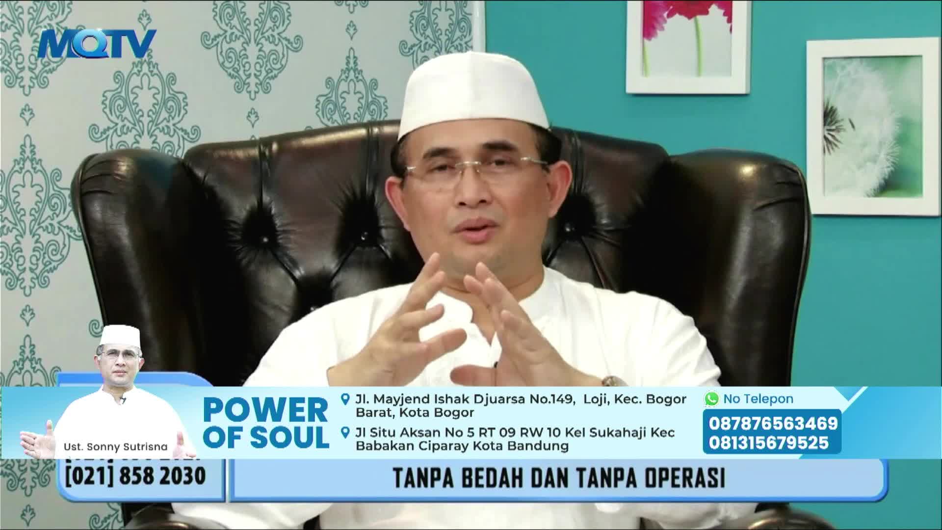 A man in a white cap and glasses gestures with his hands while speaking on the Indonesian MQTV program. Below him, a banner advertises "Power of Soul" and contact information, promising treatment "without surgery."
