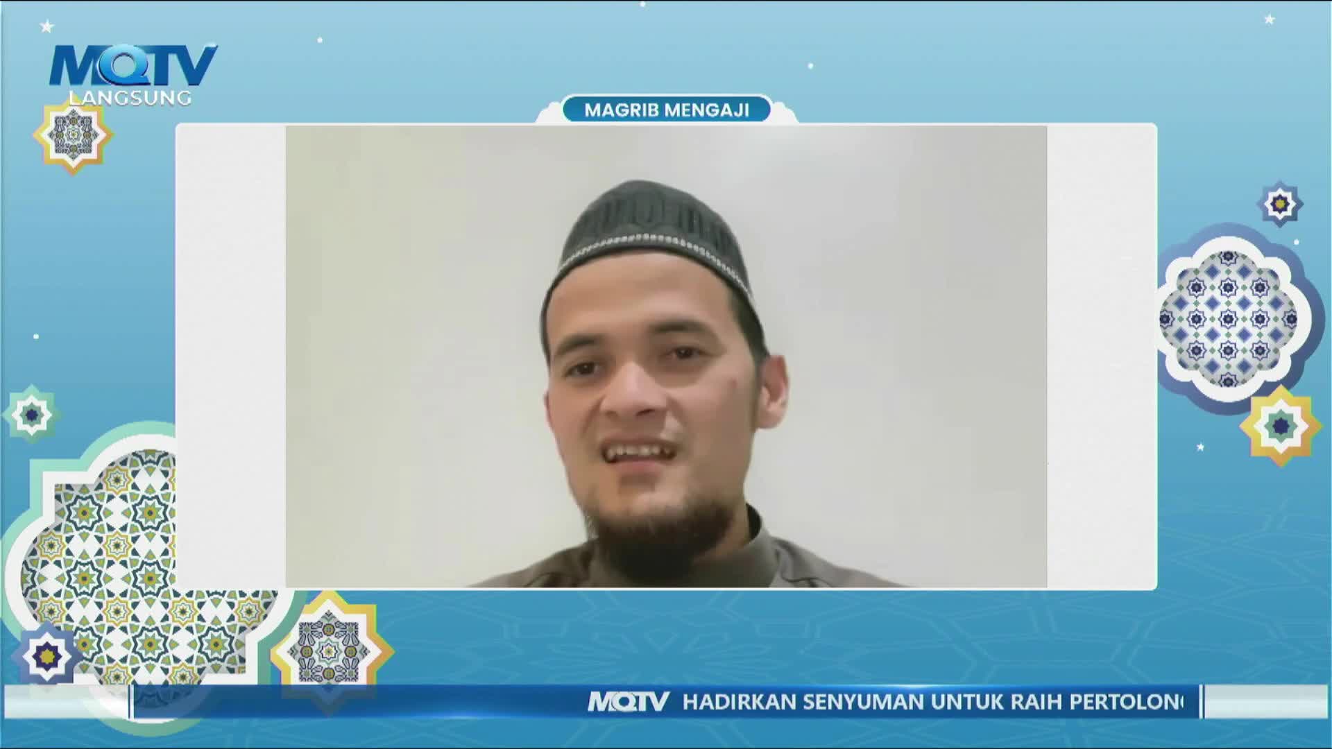 A man wearing a cap and a beard is speaking on MQTV, framed by a decorative blue background. The broadcast is titled "Magrib Mengaji" and the lower banner reads "Hadrikan Senyuman Untuk Raih Pertolongan."
