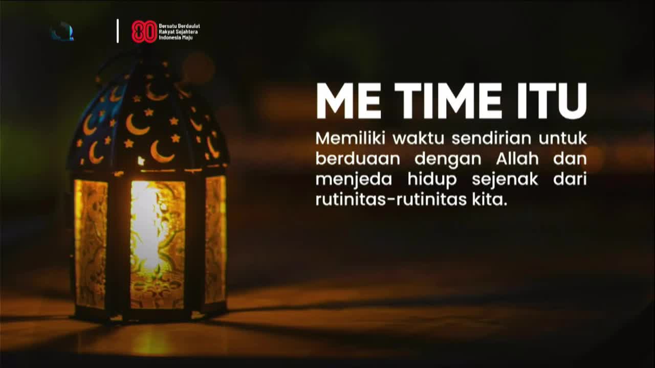 A lantern, its metal frame etched with crescent moons and stars, glows warmly against a dark background. The words "ME TIME ITU" are displayed in bold white letters, with a message in Indonesian below.
