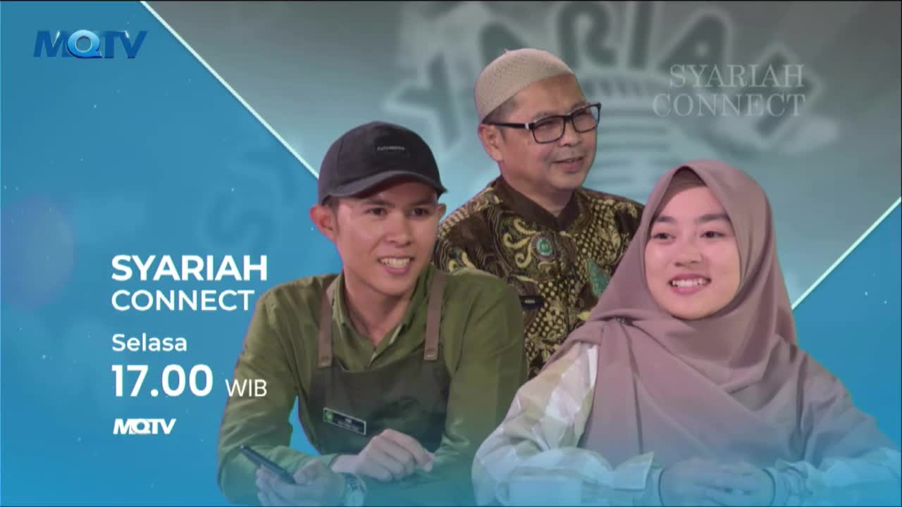 Three smiling people are featured on the MQTV program "Syariah Connect." The show's title and time of broadcast, 17.00 WIB, are displayed on the screen.
