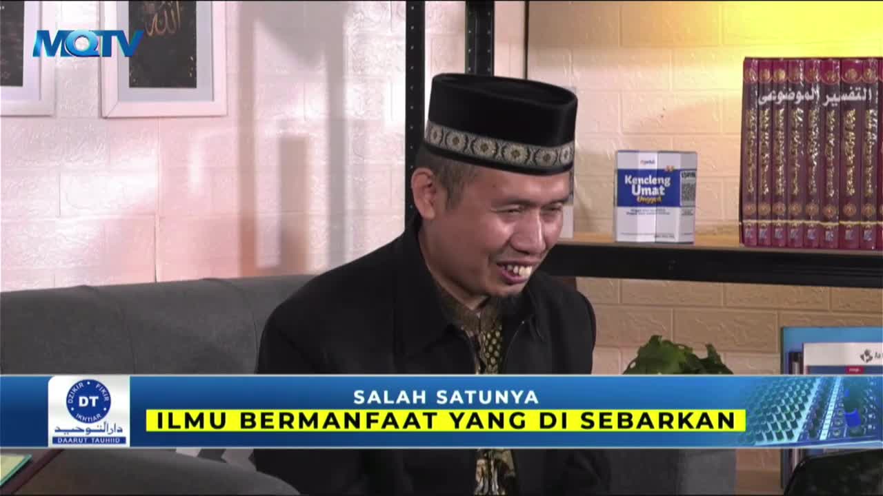 The man in the black cap is smiling, sitting on a couch in what looks like an MQTV studio. A lower third banner reads "ILMU BERMANFAAT YANG DI SEBARKAN" in Indonesian.
