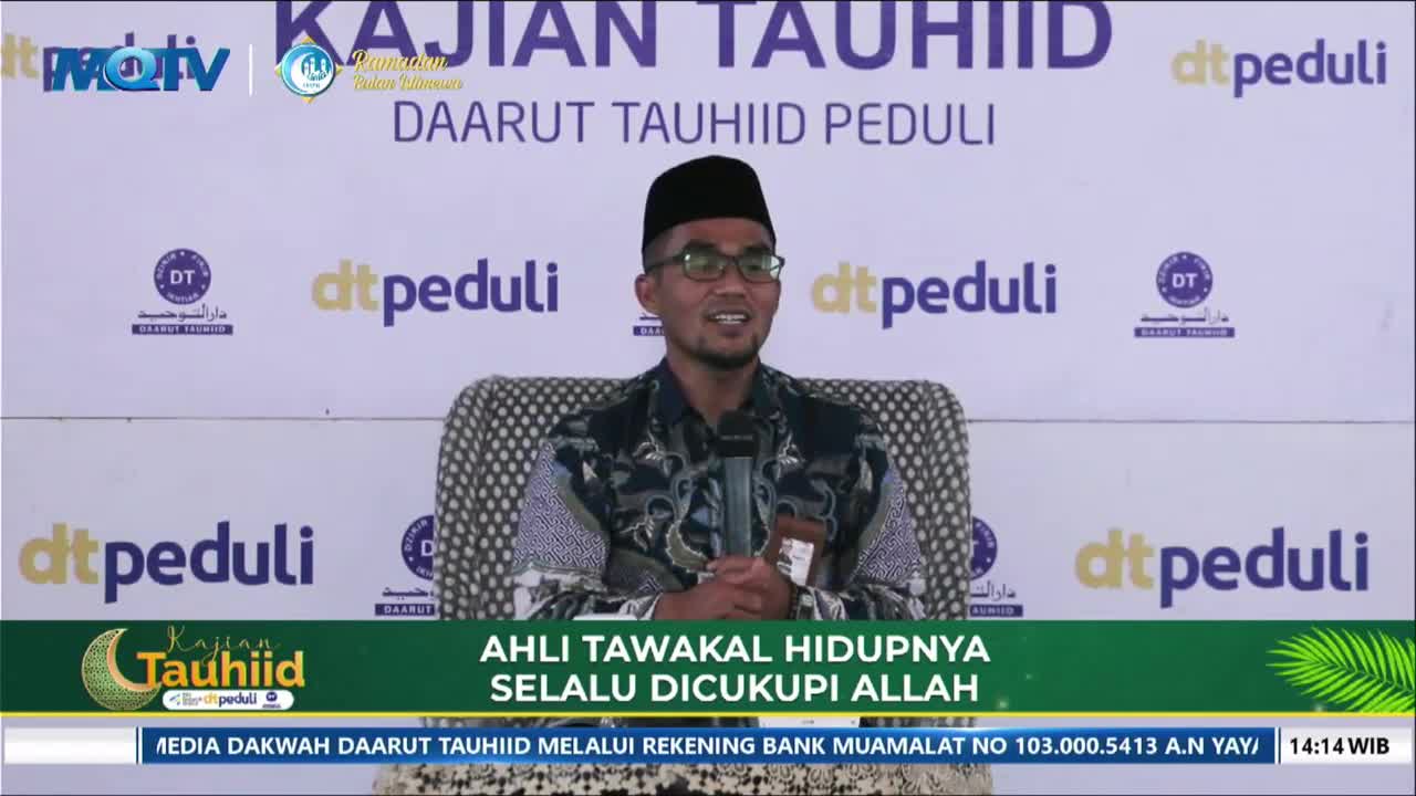 A man in a peci and glasses sits on a patterned chair, speaking into a microphone. The background displays the words "KAJIAN TAUHIID DAARUT TAUHIID PEDULI" and the MQTV logo.