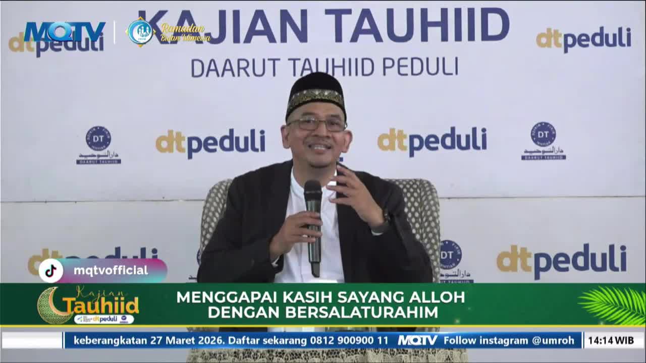 A man in a black jacket and peci holds a microphone, speaking animatedly. The background displays the MQTV logo and "KAJIAN TAUHIID" in large blue letters.