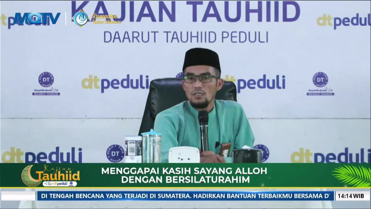 A man in a light green shirt and black peci speaks into a microphone, seated behind a table. The background displays the words "KAJIAN TAUHIID" and "DAARUT TAUHIID PEDULI," with the MQTV logo visible.