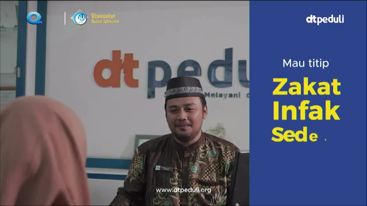A man in a peci and patterned shirt smiles as he sits behind a desk. The "dt peduli" logo is visible on the wall behind him.