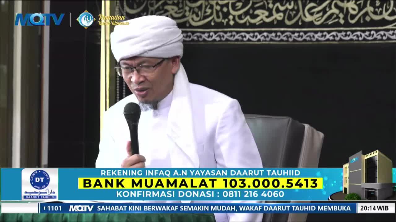A man in a white turban and robe speaks into a microphone. Below him, text displays donation information for Yayasan Daarut Tauhiid.