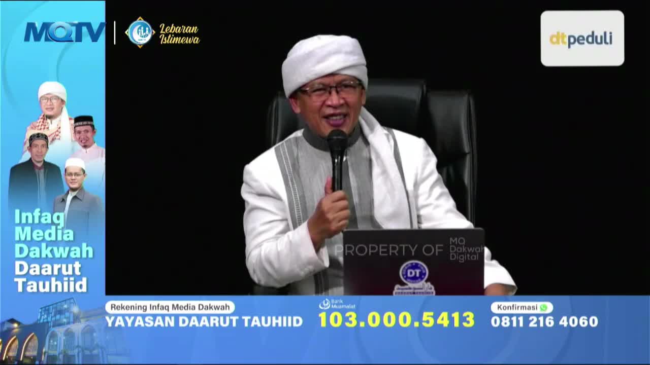 A man in a white peci and jacket speaks into a microphone, his glasses reflecting the light. On the left, a blue graphic displays portraits of several men and the words "Infaq Media Dakwah Daarut Tauhiid."