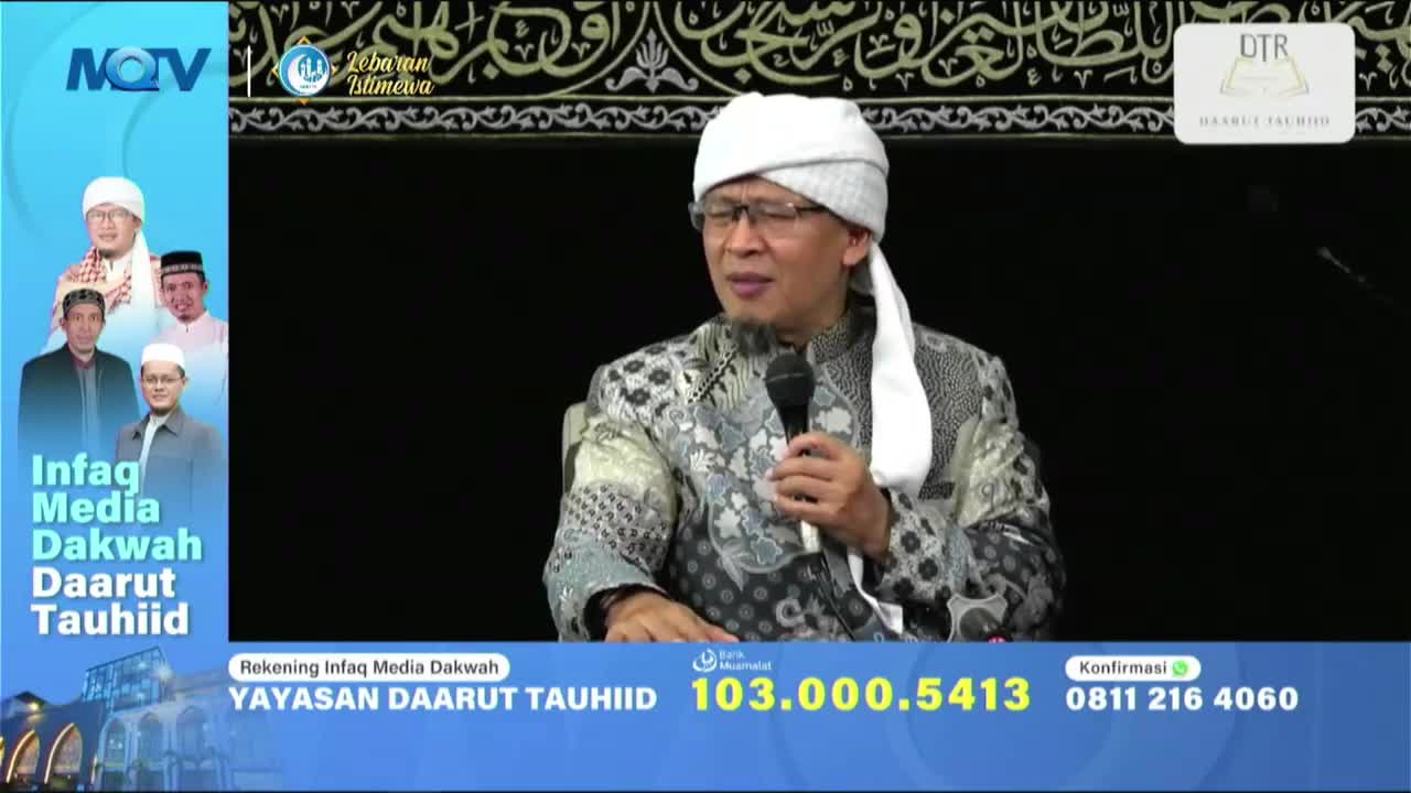A man in a patterned jacket and white turban speaks into a microphone. Beside him, a blue graphic displays photos of other men and text in Indonesian.