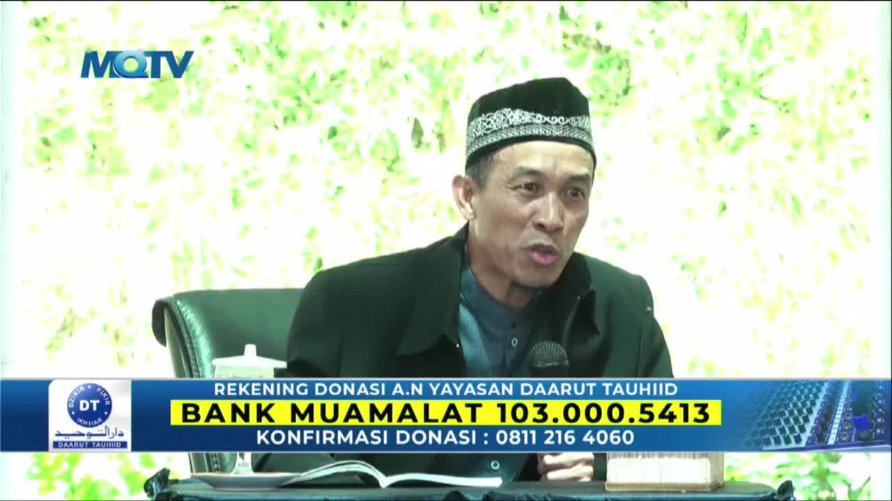 A man in a black peci cap speaks into a microphone on a TV broadcast from Indonesia. A graphic at the bottom of the screen displays donation information for Yayasan Daarut Tauhiid.