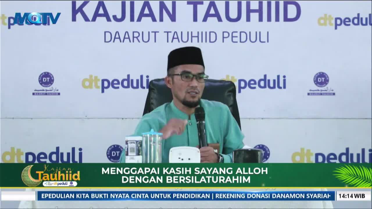 A man in a green shirt and peci speaks into a microphone, gesturing with his right hand. Behind him, a banner reads "KAJIAN TAUHIID DAARUT TAUHIID PEDULI" with the MQTV logo visible.