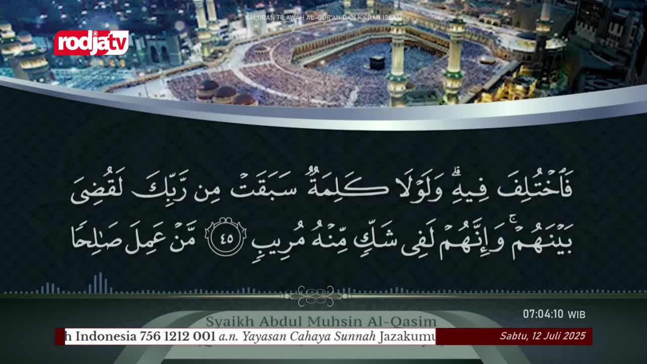 The Rodja TV logo is visible in the corner, and a broadcast from Indonesia is underway. Arabic script is displayed, accompanied by a view of the Kaaba in Mecca.
