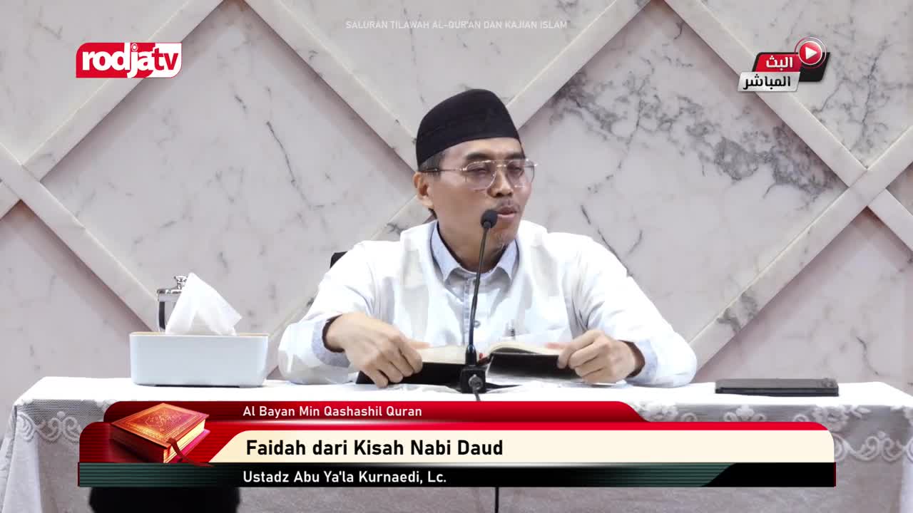 A man in a black cap speaks into a microphone, holding a book open on the table in front of him. Rodja TV's logo is visible in the corner, and a title card identifies the topic as "Faidah dari Kisah Nabi Daud."
