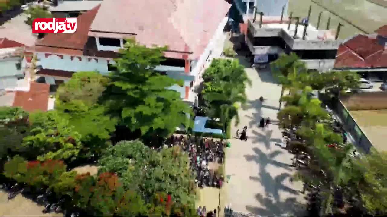 A crowd of people gathers near a building, likely for an event. The Rodja TV logo sits in the top left corner, suggesting this is a broadcast from Indonesia.
