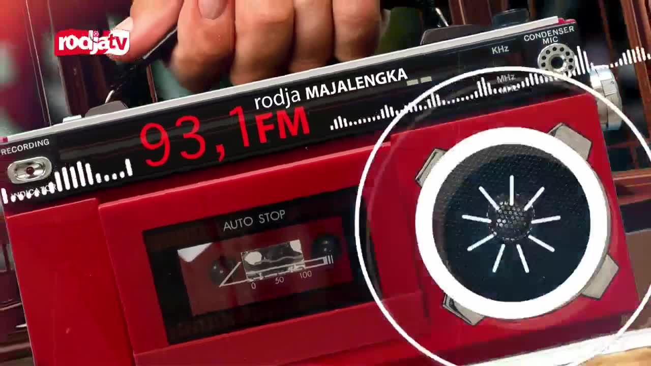 A red cassette player displays "rodja Majalengka 93.1 FM." The speaker pulses with a white radial pattern, suggesting music is playing.