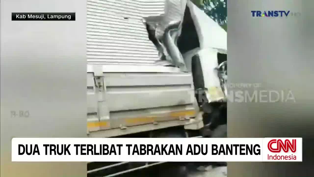 A truck's roof is being torn apart, the metal peeling back. Trans TV is reporting from Lampung, Indonesia, where two trucks collided.
