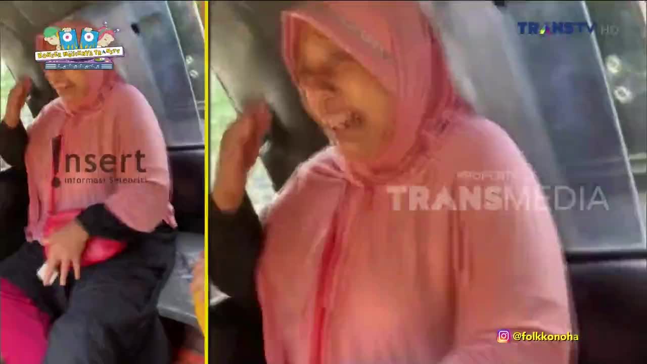 A woman in a pink hijab laughs, gesturing with her hand. The scene is likely from an Indonesian television program on Trans TV, judging by the logo.
