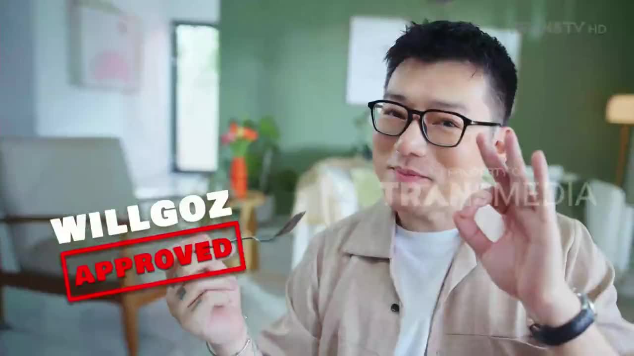 A man in glasses holds a spoon and makes an "okay" gesture, with the "WILLGOZ APPROVED" graphic overlaid. The Trans TV logo is visible, suggesting this is a segment from Indonesian television.
